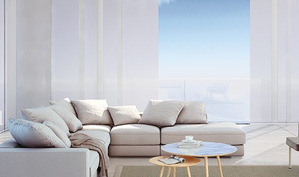 Casa con grandes ventanales y cortinas