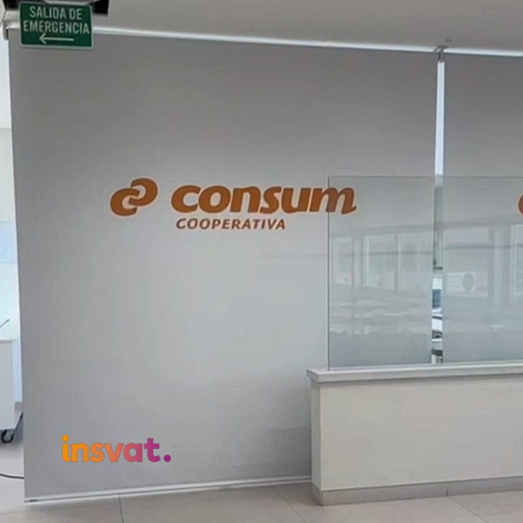 Estor enrollable blanco en la oficina consum