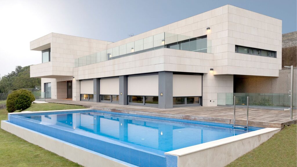 Cortinas enrollables para exterior, toldos y pérgolas